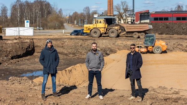 Kagu Reketikeskuse rajamise taga seisavad kolm Võrumaa meest. Fotol vasakult Rasmus Kolling, Averi Ots ja Andre Treial. Tagaplaanil Põllu 19 kinnistu, kus praegu tegeletakse kaevetööde ja pinnase ettevalmistusega. Foto: AIGAR NAGEL